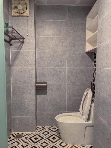 a bathroom with a toilet and a sink at Chi's House Cao Bang in Hoàng Ngà
