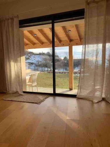 une pièce vide avec une grande porte coulissante en verre dans l'établissement Chalet proche station Reallon 12 personnes, à Saint-Apollinaire
