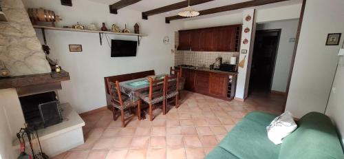 widok z góry na kuchnię ze stołem i krzesłami w obiekcie Garden House Alfedena w mieście Alfedena