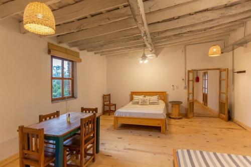 una habitación con una cama, una mesa y sillas en Villa Pancha, en Victoria