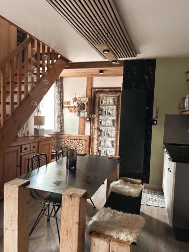 une salle à manger avec une table et des chaises dans une cuisine dans l'établissement Le Carrousel 4-6P Plein centre, à Gérardmer
