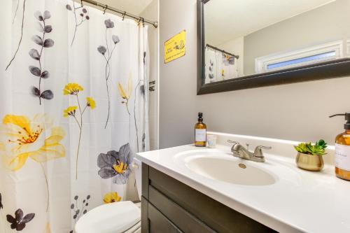 Bilik mandi di Walk to Main Street Charming Bellevue Home