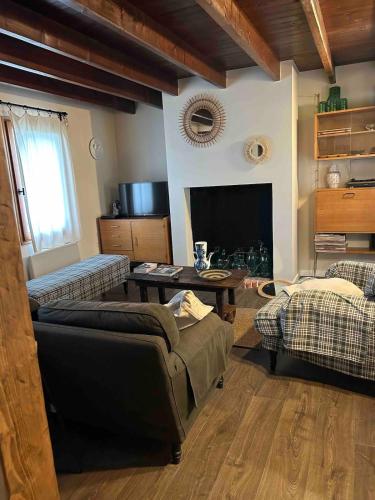 un salon avec un canapé et une table dans l'établissement Gîte du rouge gorge Normandy, à Illeville-sur-Montfort