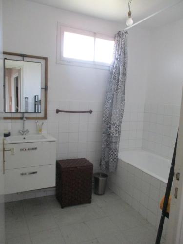 une salle de bain avec une baignoire, un lavabo et une douche dans l'établissement APPARTEMENT AU COEUR D'Huelgoat, à Huelgoat