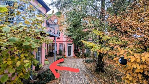 una casa rosa con una x roja delante de ella en Wäldchen, en Eilenburg