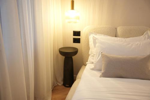 Ένα ή περισσότερα κρεβάτια σε δωμάτιο στο NEA Deluxe Apart-Hotel