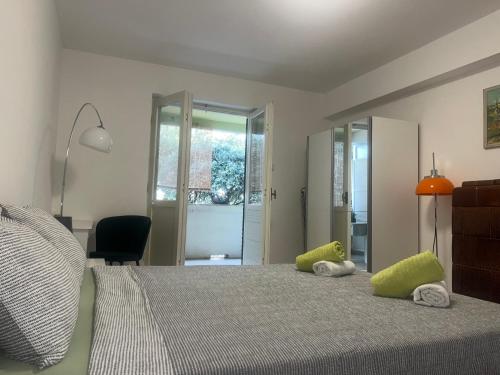 Un dormitorio con una cama con almohadas verdes. en Apartman Bubi, en Zadar