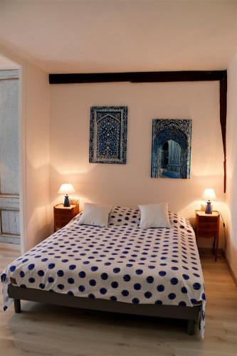 une chambre avec un grand lit avec deux lampes dans l'établissement La Citadine, Historic Townhouse, views of Royal Château of Amboise, AC, Parking, à Amboise