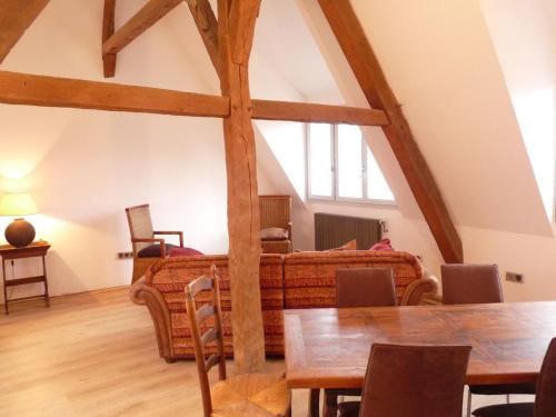 un salon avec un canapé et une table dans l'établissement La Citadine, Historic Townhouse, views of Royal Château of Amboise, AC, Parking, à Amboise