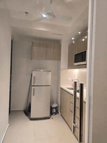 Dapur atau dapur kecil di 41st Floor TRIZEN Smart Luxury Apartment with sea view and portcity view