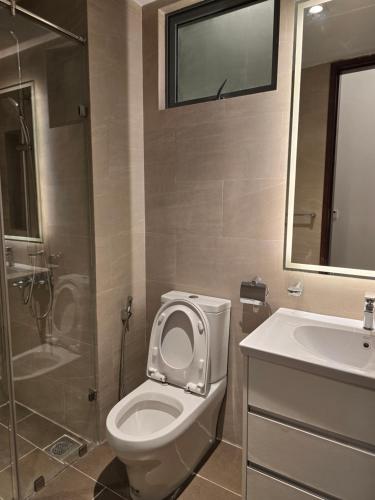 Bilik mandi di 41st Floor TRIZEN Smart Luxury Apartment with sea view and portcity view