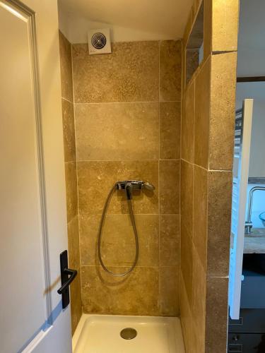 une douche avec un tuyau dans une salle de bain dans l'établissement La balinaise, à Évenos