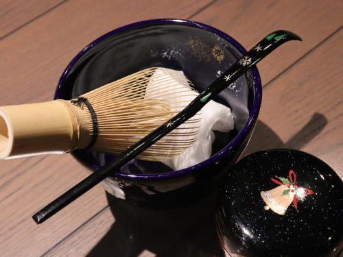 a blue cup with a whisk and a broom at Friendly Guest House Kawakin in Minamiboso