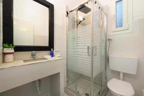 Ένα μπάνιο στο Olive Grove Poolside Apartments