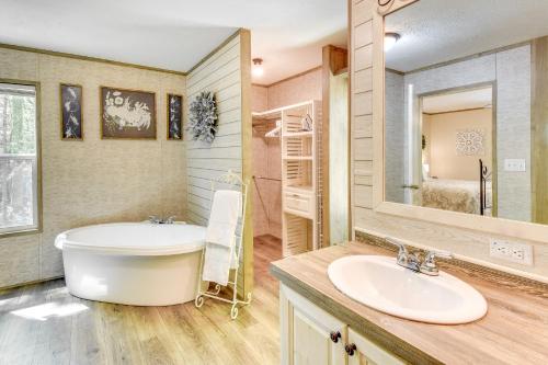 Ένα μπάνιο στο 8 Mi to Helen Sautee Nacoochee Home with Hot Tub