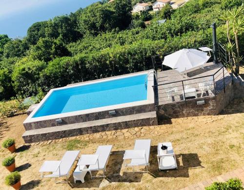 Πισίνα στο ή κοντά στο Villa Cresta, private villa with pool