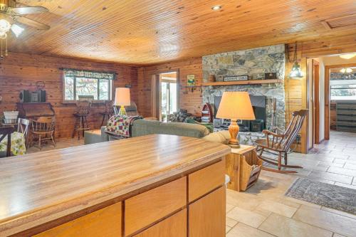 Table Rock Lake Cabin with Waterfront Views!にあるシーティングエリア