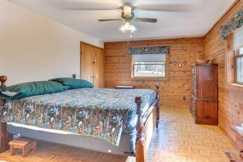 Table Rock Lake Cabin with Waterfront Views!にあるベッド
