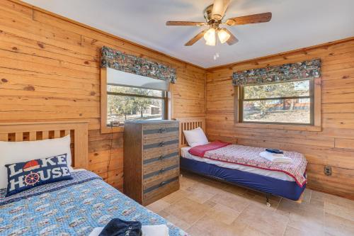 Shell KnobにあるTable Rock Lake Cabin with Waterfront Views!のベッド2台と天井ファン付きの寝室