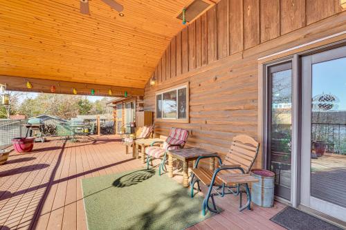 Table Rock Lake Cabin with Waterfront Views!にあるバルコニーまたはテラス