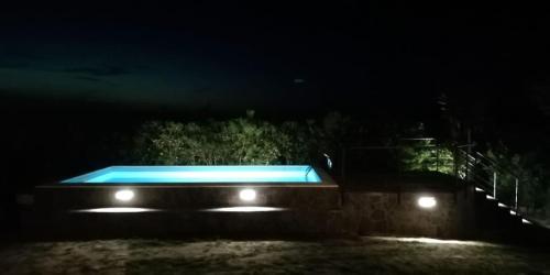 Πισίνα στο ή κοντά στο Villa Cresta, private villa with pool