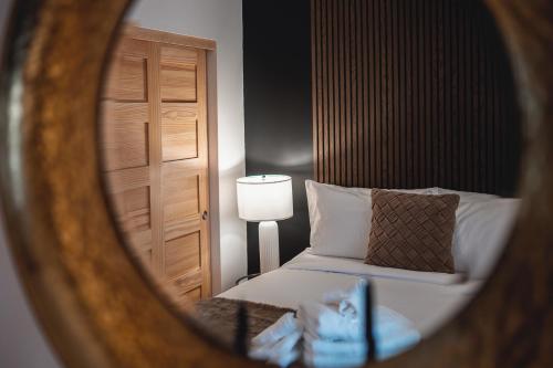 a view of a bedroom with a bed and a lamp at Villa Experience Nature Le Nid in Saint-Irénée
