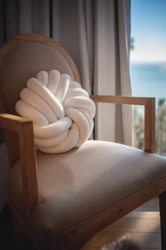 a stack of white towels sitting on a chair at Villa Experience Nature Le Nid in Saint-Irénée