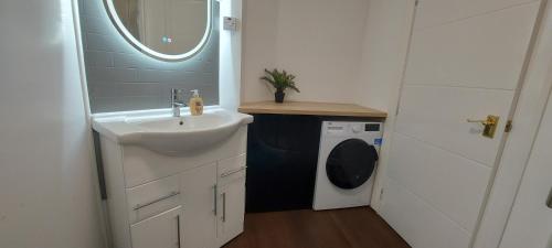 Ένα μπάνιο στο The Enigma - 2 Master bedrooms sleeps 6