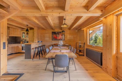 une cuisine et une salle à manger avec une table et des chaises dans l'établissement Chalet du Jaillet, à Demi-Quartier