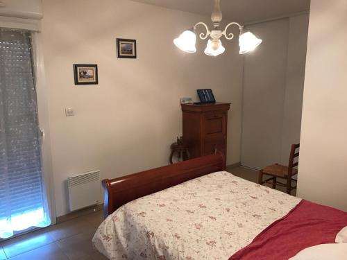 - une chambre avec un lit, une lampe et une commode dans l'établissement T2 la teste centre ville bassin d Arcachon, à La Teste-de-Buch