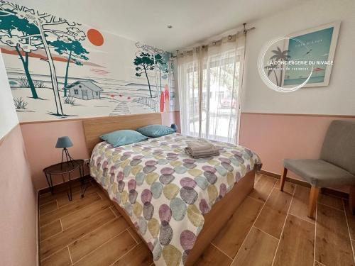 une chambre avec un lit et une chaise dedans dans l'établissement Le Malibu - Port de Carqueiranne - Tout à pied, à Carqueiranne