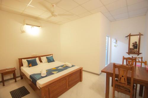 Кровать или кровати в номере Happiness Villa and Yala Safari
