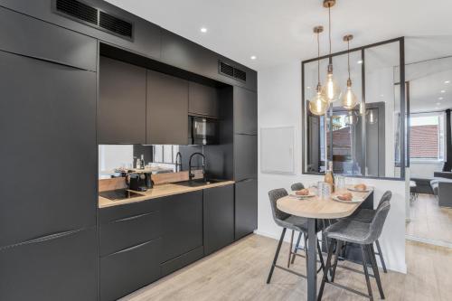 une cuisine et une salle à manger avec une table et des chaises dans l'établissement F3 Notre-Dame , Hypercentre à 2 minute du Palais des congrès, à Cannes