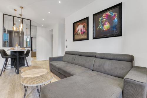 un salon avec un canapé et une table dans l'établissement F3 Notre-Dame , Hypercentre à 2 minute du Palais des congrès, à Cannes