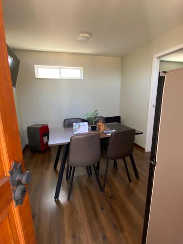 een eetkamer met een tafel en twee stoelen bij Mini casa aérea in Villarrica