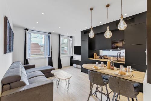 un salon avec un canapé et une table dans l'établissement F3 Notre-Dame , Hypercentre à 2 minute du Palais des congrès, à Cannes