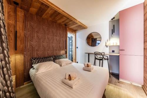 - une chambre avec un lit et 2 serviettes dans l'établissement L Eden - Immodreams - Avoriaz, à Avoriaz