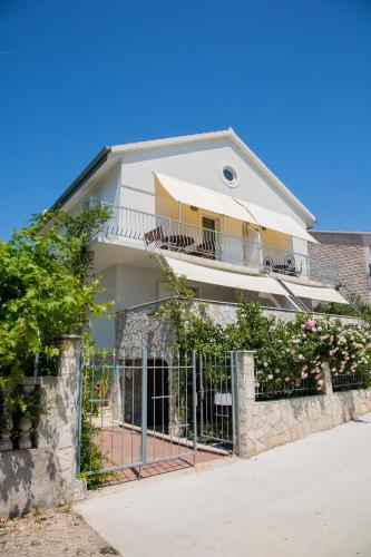 Apartments Vida with garden: