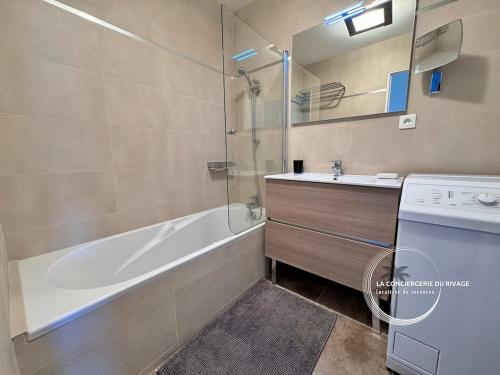 une salle de bain avec une douche, une baignoire et un lavabo dans l'établissement Les Salins d'Azur - Terrasse - Proche de la plage, à Hyères