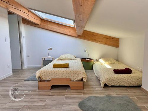 - une chambre avec 2 lits et une lucarne dans l'établissement Les Salins d'Azur - Terrasse - Proche de la plage, à Hyères