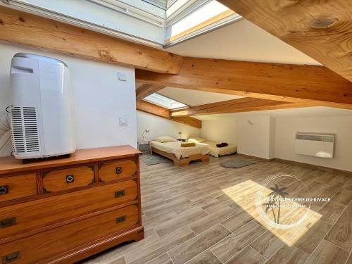 d'un salon avec un plafond et des lucarnes. dans l'établissement Les Salins d'Azur - Terrasse - Proche de la plage, à Hyères