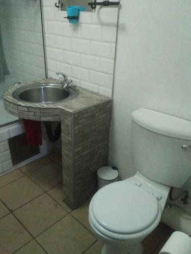 Koupelna v ubytování 50 stiemens street , braamfontein , 2050