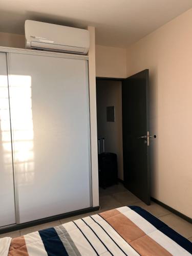 an empty room with a sliding glass door in a room at PDLA Apartment in Mendoza
