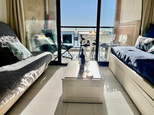 un salon avec un canapé et une table dans l'établissement Sun and Sea YourHostHelper, à Cannes