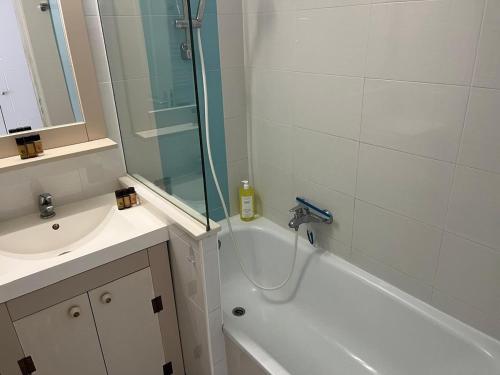 une salle de bain avec une douche, un lavabo et une baignoire dans l'établissement Sun and Sea YourHostHelper, à Cannes