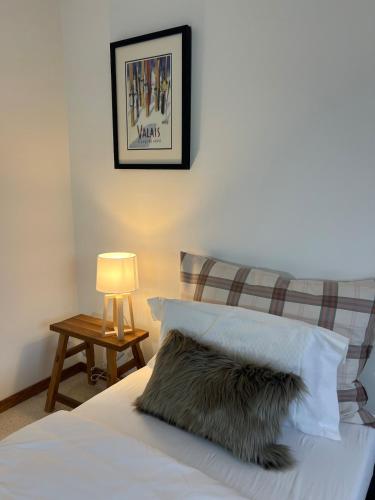 a bedroom with a bed with a pillow and a lamp at Apartment with a garden, close to golf in Lens