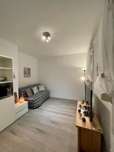 un salon avec un canapé et une table dans l'établissement Le Rêveur au bord du Lez, à Montpellier