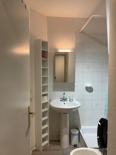 une petite salle de bain avec un lavabo et des toilettes dans l'établissement Le Rêveur au bord du Lez, à Montpellier