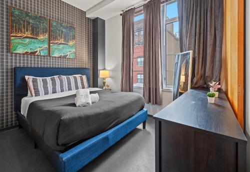 En eller flere senge i et værelse på Furnished Loft Style Apartment in Southend