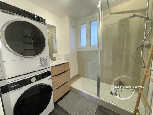 La salle de bains est pourvue d'une douche et d'un four micro-ondes. dans l'établissement Entre Ciel et Mer - Vue panoramique - Plages à 1km, à Carqueiranne